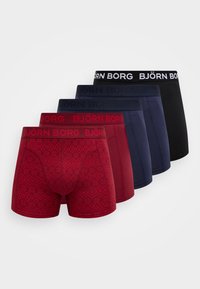 Conjunto de cuatro pares de bóxers para hombre. Incluye un par rojo con estampado y colores sólidos en azul marino, burdeos y negro. Cinturillas elásticas.