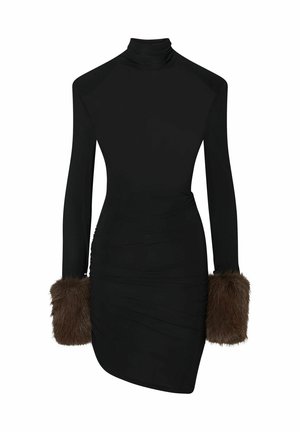 Robe noire ajustée à manches longues avec col montant, ourlet asymétrique et larges poignets en fourrure marron sur les manches.