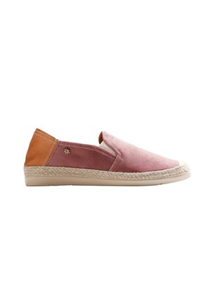Scarpa casual slip-on con parte anteriore in tessuto rosa, tallone in pelle marrone, intersuola in juta intrecciata e suola esterna in gomma beige su sfondo bianco.