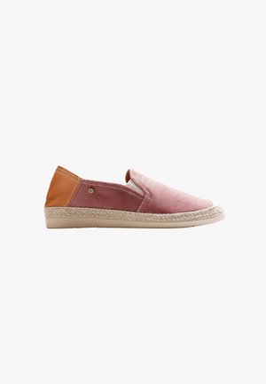 Zapato casual sin cordones con parte frontal de tela rosa, talón de cuero marrón, entresuela trenzada de yute y suela exterior de goma beige sobre fondo blanco.