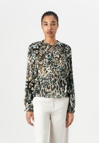 Průhledná blůza s leopardím potiskem v zelené, černé a béžové barvě, s zavazováním u krku a knoflíkovým zapínáním, dlouhými rukávy se nařasenými manžetami.
