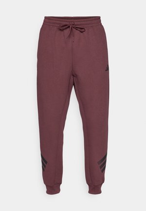Bordeaux sweatpants gemaakt van zachte stof, met een trekkoord taille, taps toelopende pijpen en zwarte drie-strepen accenten aan de onderzijden.