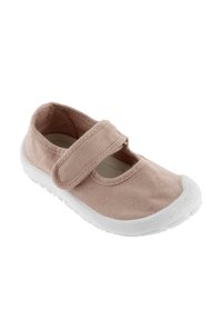 Zapatilla de lona rosa con suela de goma blanca, tira de Velcro, puntera redondeada y parte superior texturizada. Adecuada para uso casual.