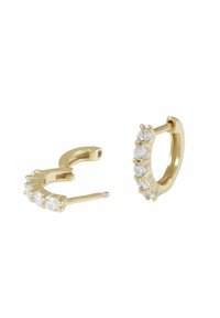 Guldtonade hoopsmycken med en rad av klara cirkulära kristaller längs framsidan, med en gångjärnsbyte och en slät, böjd design.