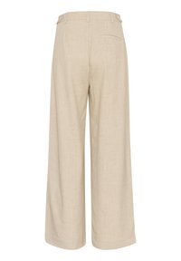 Pantalon beige à jambes larges avec passants pour ceinture et une poche passepoilée à l'arrière, présenté de dos sur un fond blanc.