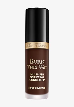 Donkerbruine Too Faced Born This Way multi-use contourconcealer met zwarte dop en gouden band, gelabeld als superdekking.