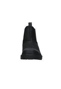 Stivale alla caviglia in gomma nera con finitura liscia, pannelli laterali elasticizzati, tacco rialzato e linguetta sul retro per una facile calzata.