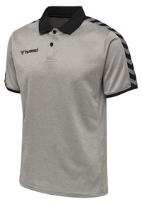 Polo grigio con colletto nero, maniche corte e design a zigzag nero a contrasto sulle spalle. Presenta un logo di marca e dettagli con bottoni.