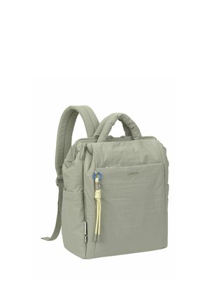 Sac à dos carré gris clair avec bretelles rembourrées, poignées supérieures, poche frontale zippée et cordon décoratif jaune avec tirette en anneau bleu.