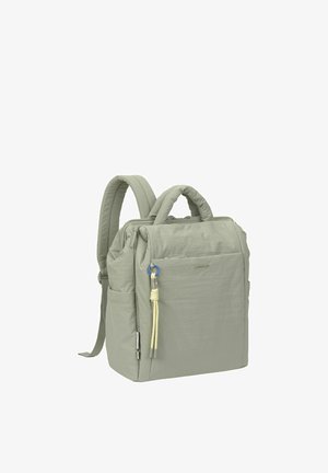 Sac à dos carré gris clair avec bretelles rembourrées, poignées supérieures, poche frontale zippée et cordon décoratif jaune avec tirette en anneau bleu.