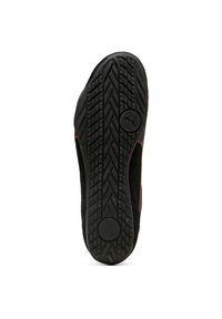 Schwarze Sport-schuhsohle mit texturiertem Griff, ausgestattet mit einem runden Logo und roten Akzenten entlang der Seite für zusätzlichen Kontrast.