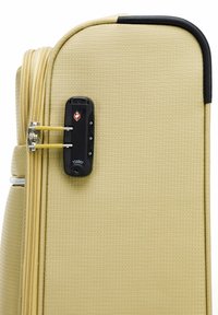 Harde koffer in lichtgeel, met een gestructureerd oppervlak, dubbele ritsen en een TSA-goedgekeurd slot met een zwart paneel.