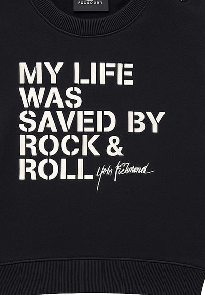 Felpa nera con un audace testo bianco che recita "LA MIA VITA È STATA SALVATA DAL ROCK & ROLL" con una firma sottostante.