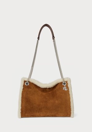 Braune Wildleder-Handtasche mit einem cremefarbenen Schaffellbesatz. Sie verfügt über einen silbernen Kettenriemen und einen kleinen Logo-Anhänger. Weiche Textur und geräumiges Design.