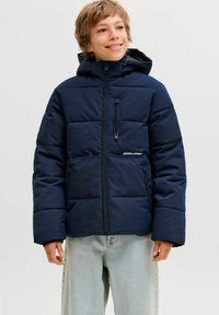 Jūras spēku pufīgs mētelis ar rāvējslēdzēju priekšā, kapuci un elastīgām aprocēm. Tekstūrēta auduma mēteli rotā krūšu kabata un logo detaļa sānos.