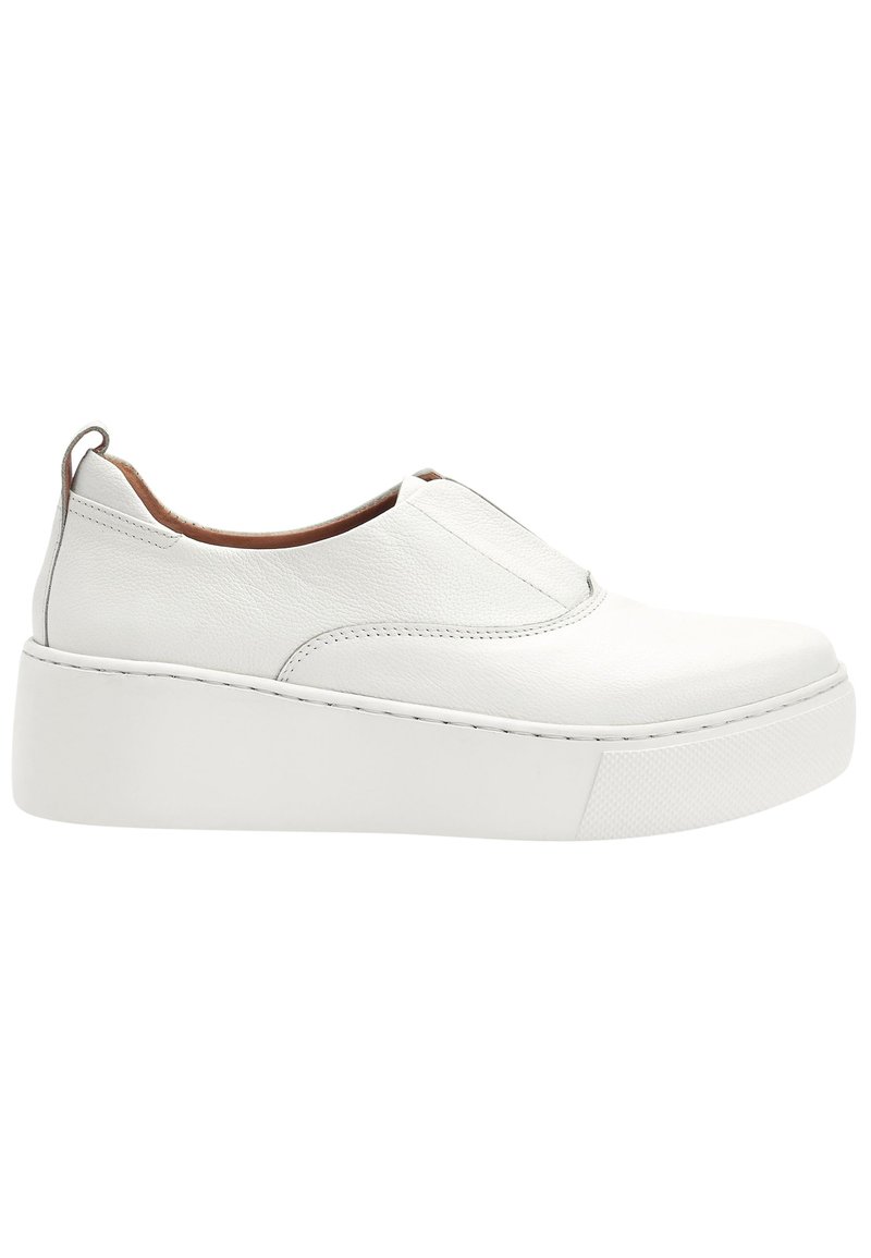 Chaussure plateforme en cuir blanc à enfiler avec semelle épaisse, bout rond et doublure intérieure marron, présentée de profil sur fond blanc.