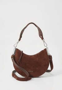 Brun mockaväska med en böjd form, utrustad med ett kort handtag upptill och en lång justerbar rem. Silverdetaljer.