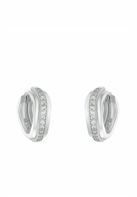 Silver-tonade örhängen med en vågig design och en rad klara stenar längs mitten, polerad yta och klämstil.