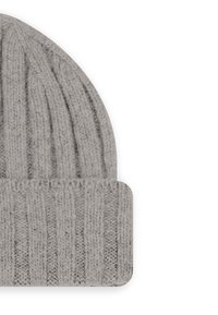 Berretto a maglia grigio chiaro con risvolto, caratterizzato da un motivo a coste verticali su sfondo bianco.