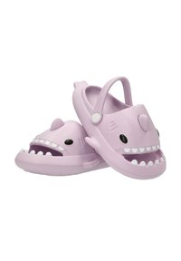 Zuecos de goma lilas con forma de cabezas de tiburón con bocas abiertas, que presentan ojos negros, dientes blancos y una correa en la parte posterior para un ajuste seguro.