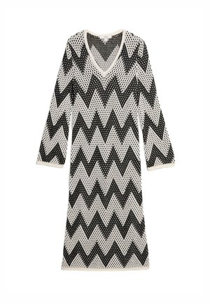 Černo-bíl�ý pletený šaty se zigzagovým vzorem, tříčtvrtečními rukávy a výstřihem do V, s otevřenou texturou. 