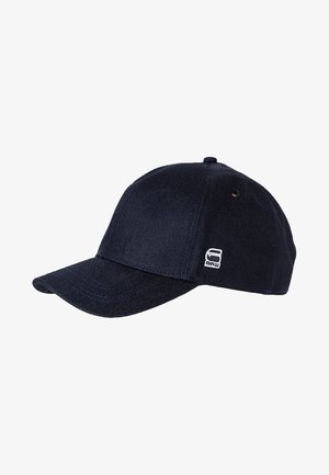 Casquette de baseball noire à visière incurvée avec petit logo blanc brodé sur le panneau latéral, sur fond blanc.
