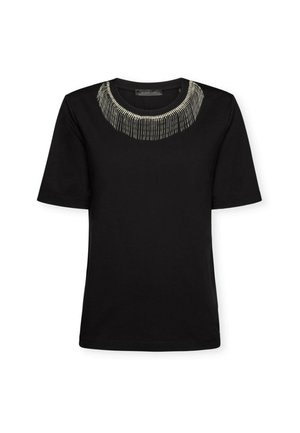 Camiseta negra de manga corta, con un adorno decorativo de cuentas plateadas alrededor del escote, hecha de material de algodón suave.