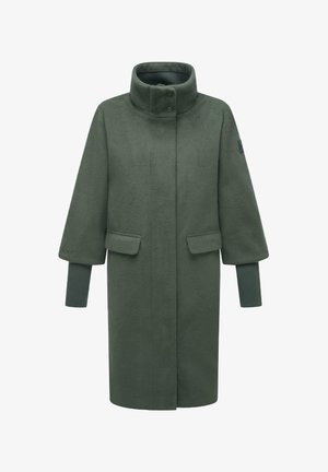 Cappotto lungo di lana verde scuro con colletto alto, tasche laterali e polsini a costine. Texture liscia e design minimalista.