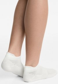 Vita ankelsockor med ribbat mönster och meshdesign, med låg skärning och sömlös kant för komfort.