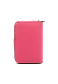 Portafoglio rosa con zip realizzato in materiale sintetico liscio. Presenta angoli arrotondati e un dettaglio di cucitura sottile. Forma rettangolare compatta.