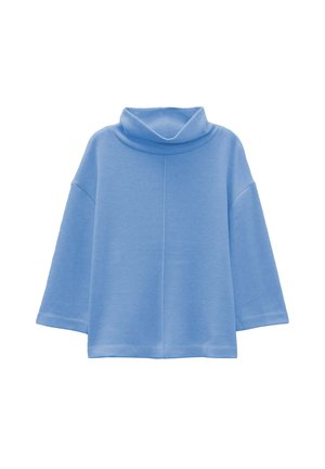 Lichtblauwe, relaxte turtleneck trui made van zacht materiaal. Heeft brede, driekwartmouwen en een naad aan de voorkant.