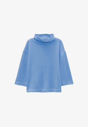 Lichtblauwe, relaxte turtleneck trui made van zacht materiaal. Heeft brede, driekwartmouwen en een naad aan de voorkant.