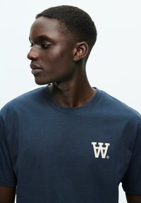 DOUBLE A BY W.W. ACE  - Print T-shirt - outer space