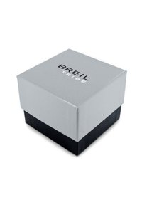 Boîte carrée avec un dessus argent mat et une base noir mat. Présente le logo "BREIL TRIBE" en noir sur le dessus. Texture lisse.