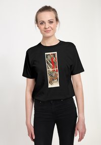 Černé bavlněné tričko s vertikálním grafickým potiskem se dvěma barevnými, složitými vzory. Krátké rukávy, kulatý výstřih.