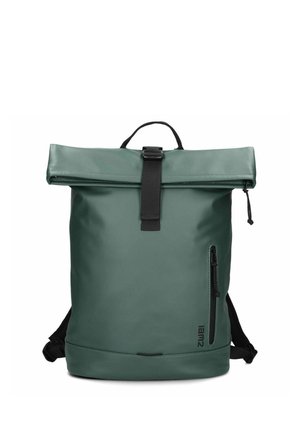 Zaino a roll-top verde con fibbia nera, tasca con cerniera laterale e manico superiore, realizzato in materiale impermeabile liscio.