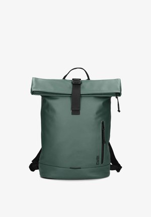 Grüner Roll-Top-Rucksack mit schwarzem Schnallenriemen, seitlicher Reißverschlusstasche und oberen Griff, gefertigt aus glattem, wasserdichtem Material.