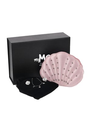 Caja de regalo negra con texto blanco, bolso rosa en forma de concha decorado con pequeñas gemas y tela negra que sostiene pendientes de concha plateada y un collar.