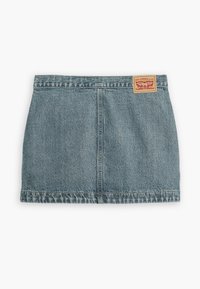 Lichtblauwe denim mini-rok met een rechte snit, voorzien van een klassieke Levi's achterpatch en subtiele vervaging voor textuur.