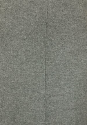 Tissu en tricot gris avec une texture douce, présentant une couture verticale au centre. Des variations subtiles de teinte créent un effet chiné.