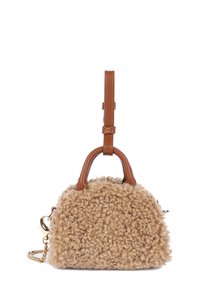 Borsa a tracolla in peluche beige con texture riccia, manici in pelle marrone e una catena staccabile. Presenta una forma strutturata con un design robusto.