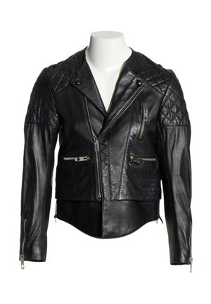 Sort læder bikerjakke med quiltede skuldre, asymmetrisk frontlynlås, lynlåslommer og lynlåse ved ærmekanter på hvid mannequin- overdel.