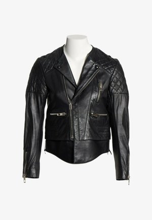 Sort læder bikerjakke med quiltede skuldre, asymmetrisk frontlynlås, lynlåslommer og lynlåse ved ærmekanter på hvid mannequin- overdel.