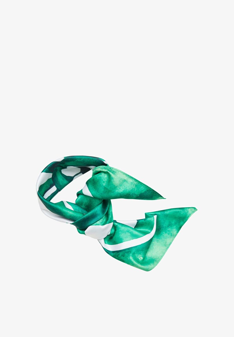 Silk scarve med et grønt akvarellmønster med hvite aksenter. Flytende, myk tekstur; triangel- og avlang form med knyttede ender.