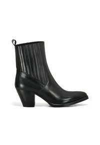 Zwarte leren enkelboot met gebogen neus, gestapelde hak en ribbelstructuur aan de achterkant. Soepele textuur met een minimalistisch ontwerp.