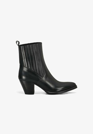 Stivale in pelle nera alla caviglia con punta curva, tacco troncato e dettagli a coste sul retro. Texture liscia con un design minimalista.