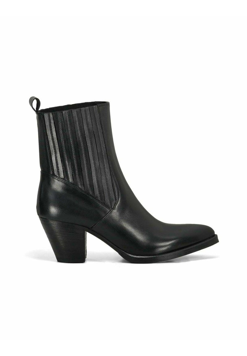 Zwarte leren enkelboot met gebogen neus, gestapelde hak en ribbelstructuur aan de achterkant. Soepele textuur met een minimalistisch ontwerp.