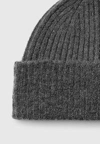 Cappello beanie grigio lavorato a maglia con texture a coste, caratterizzato da un risvolto nella parte inferiore. Realizzato in morbido materiale di lana.