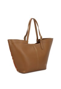 Smeđa kožna torba s glatkom teksturom, suženim oblikom, dvjema naramenicama i zlatnim metalnim detaljima. Unutrašnjost ima uzorčenu podstavu.