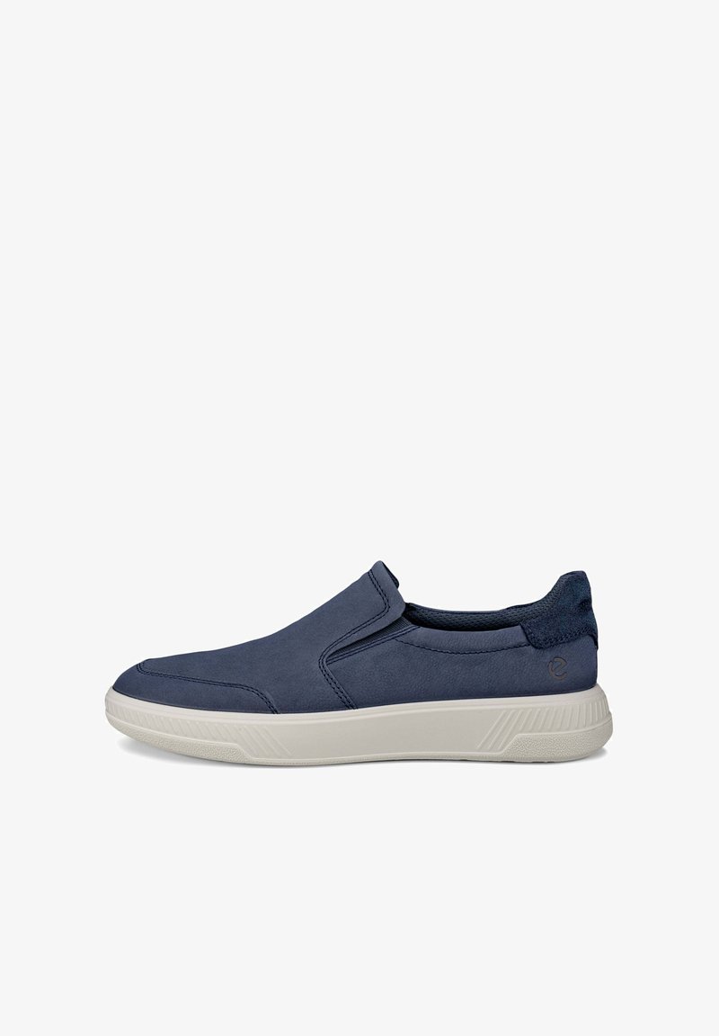 Marineblaue Slip-On-Schuhe mit glattem Wildleder-Obermaterial, elastischen Seiteneinsätzen und einer strukturierten weißen Gummisohle. Minimale Markenkennzeichnung an der Ferse.